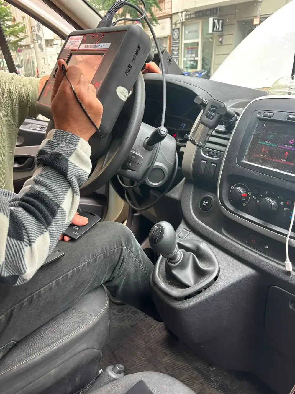 Programmeren en inleren van een nieuwe autosleutel in een mobiele servicebus