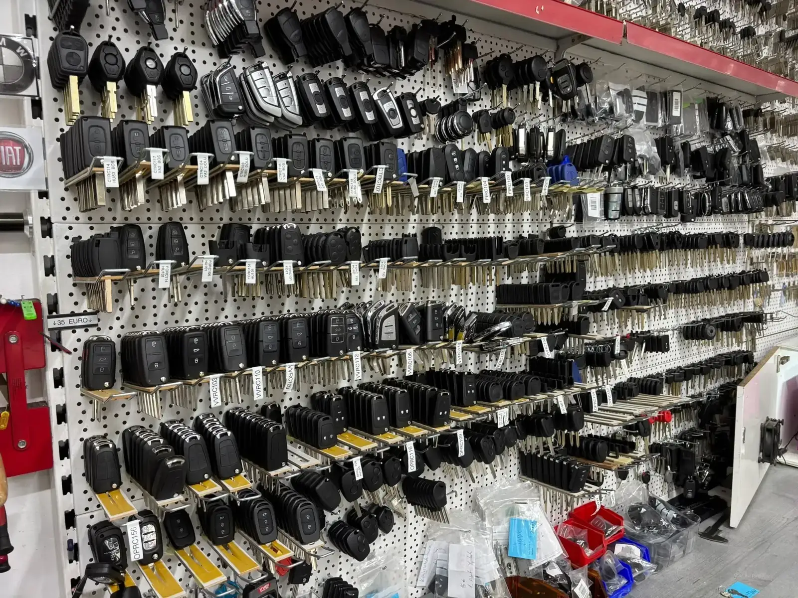 Sleutelwand met honderden sleutelbaarden en transponderbehuizingen per automerk