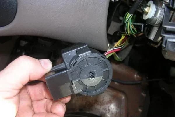Defect contactslot auto vervangen en repareren door monteur in Utrecht