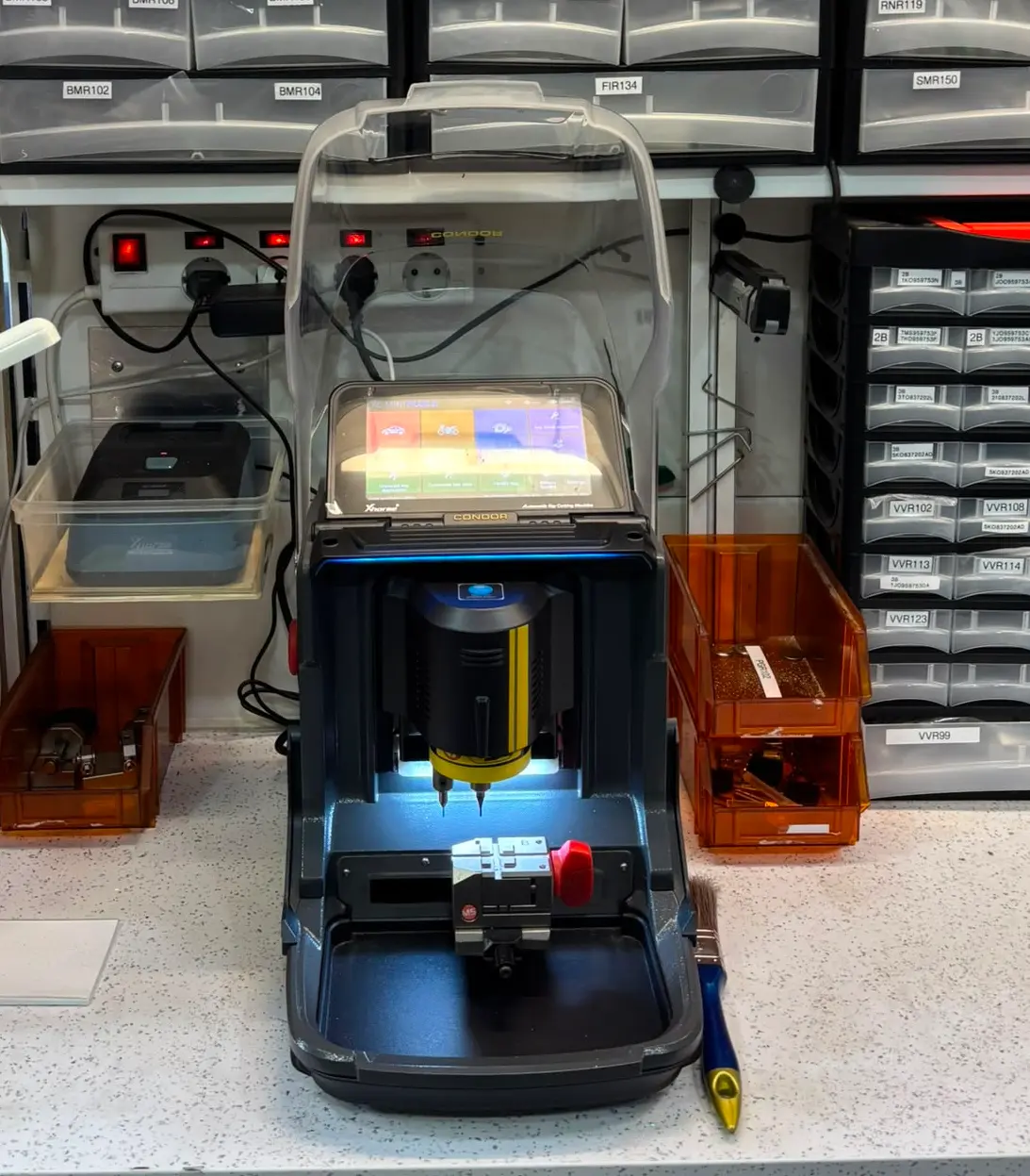 Voorraad originele autosleutels en transponders
